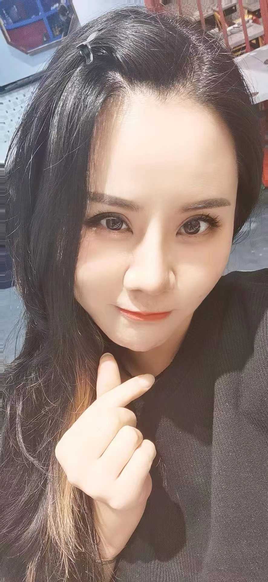 身材可以丰满，屁股大，胸也大