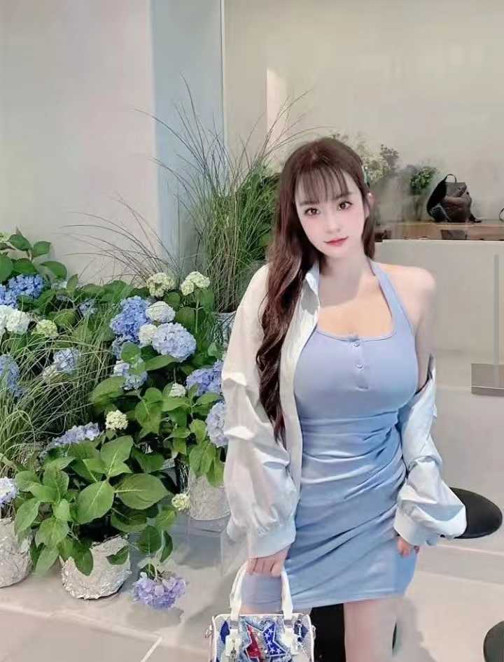 最后抱着翘臀后入，一边艹一边摸着奶子