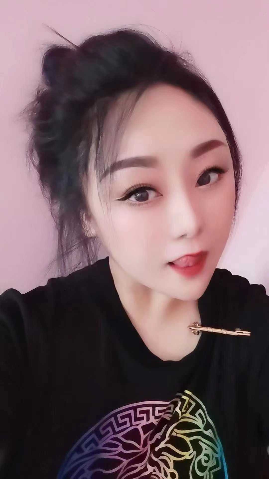 身材可以丰满，屁股大，胸也大