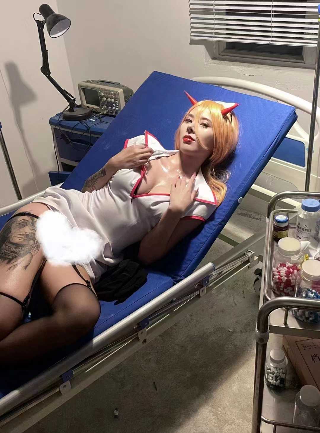 狂野的欲女，整个过程非常投入