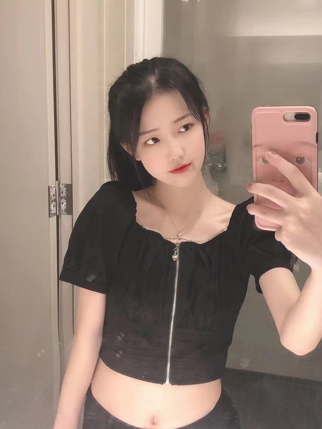 肤色很白,屁股翘,服务热情投入