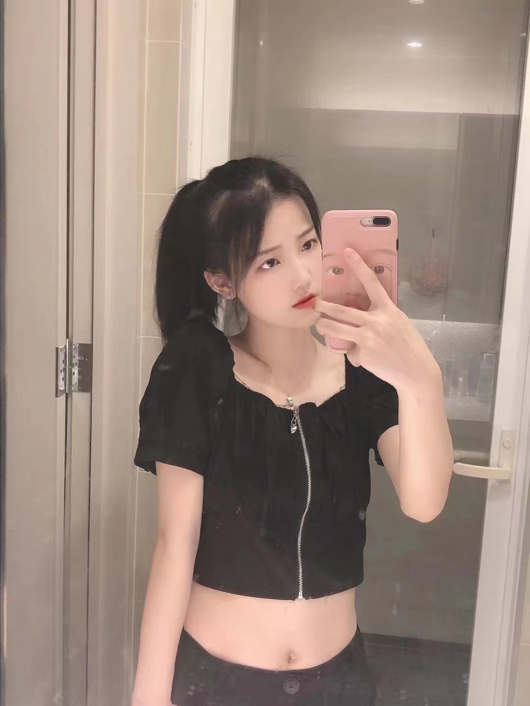 肤色很白,屁股翘,服务热情投入