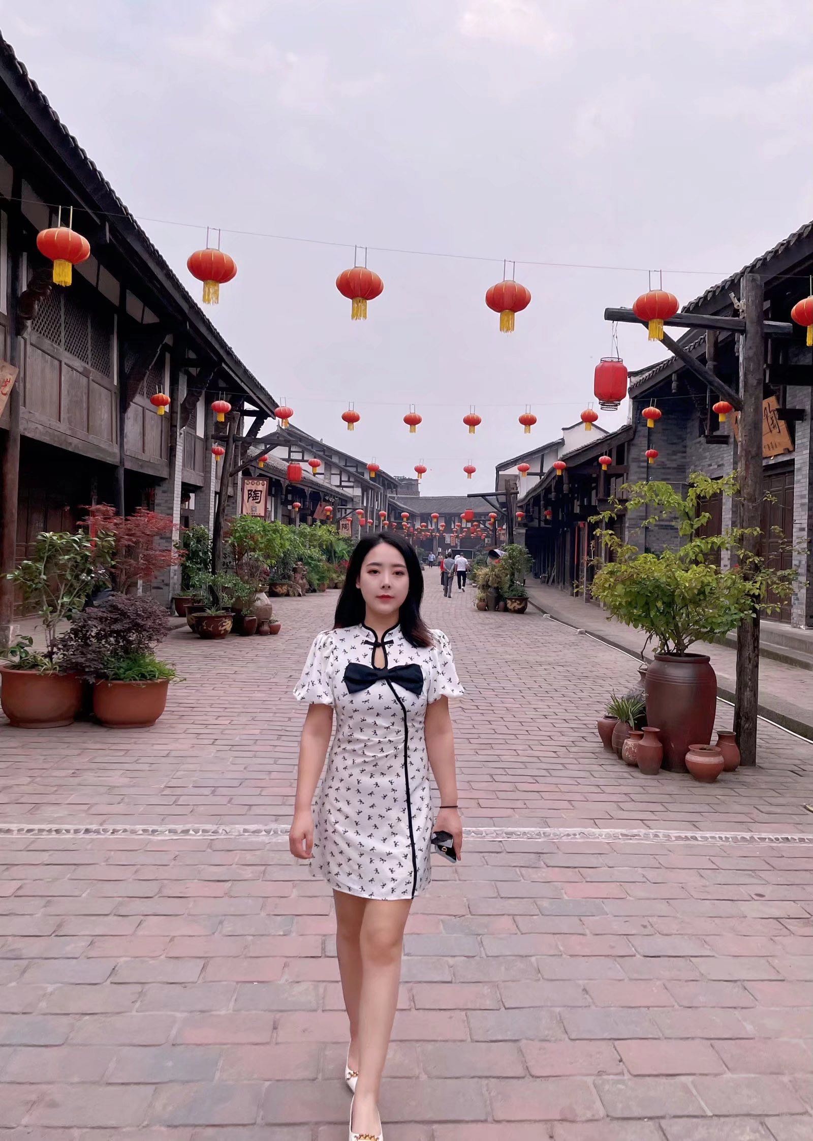 红鼎国际气质小姐姐