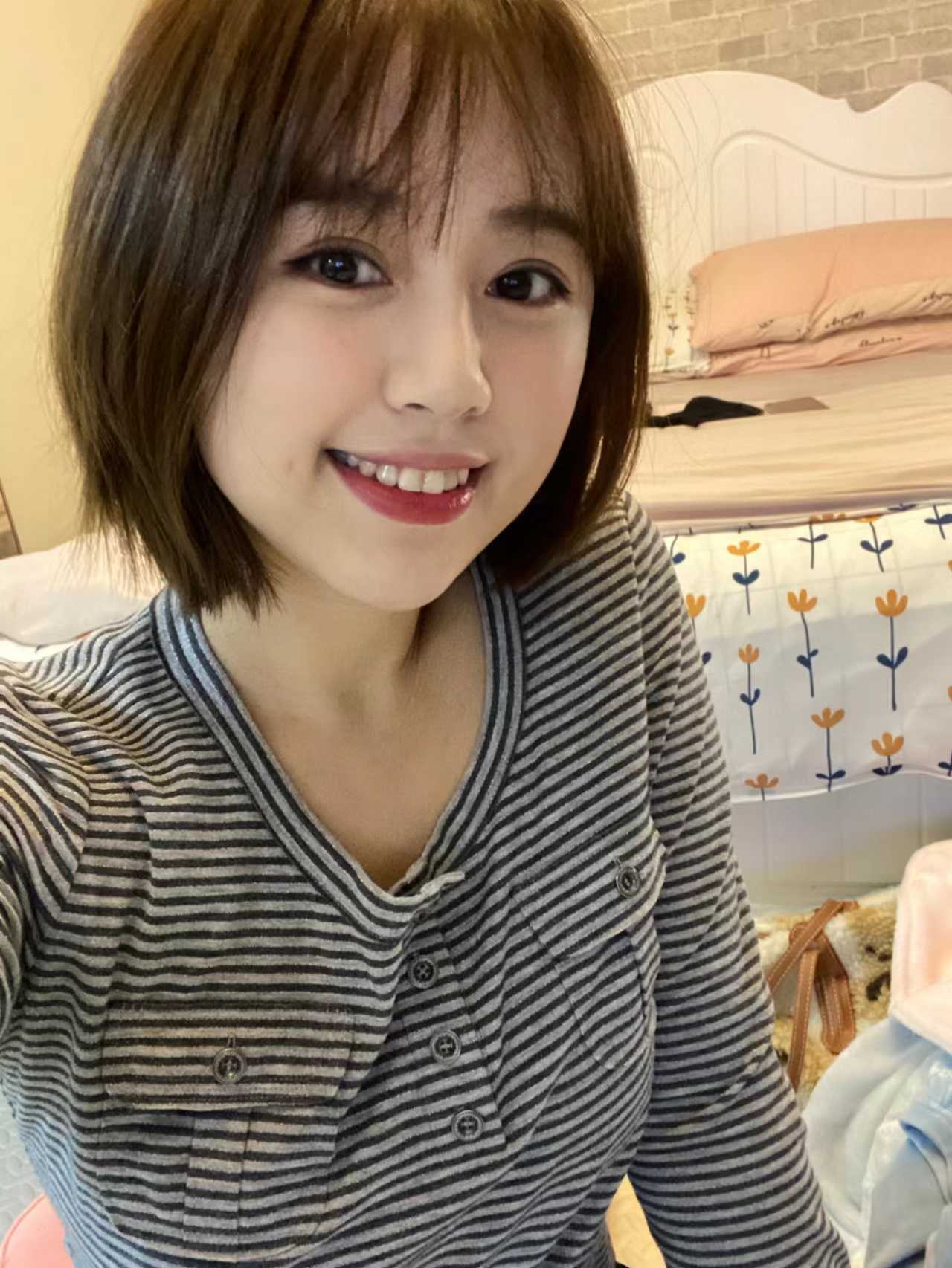 甜美服务系妹子