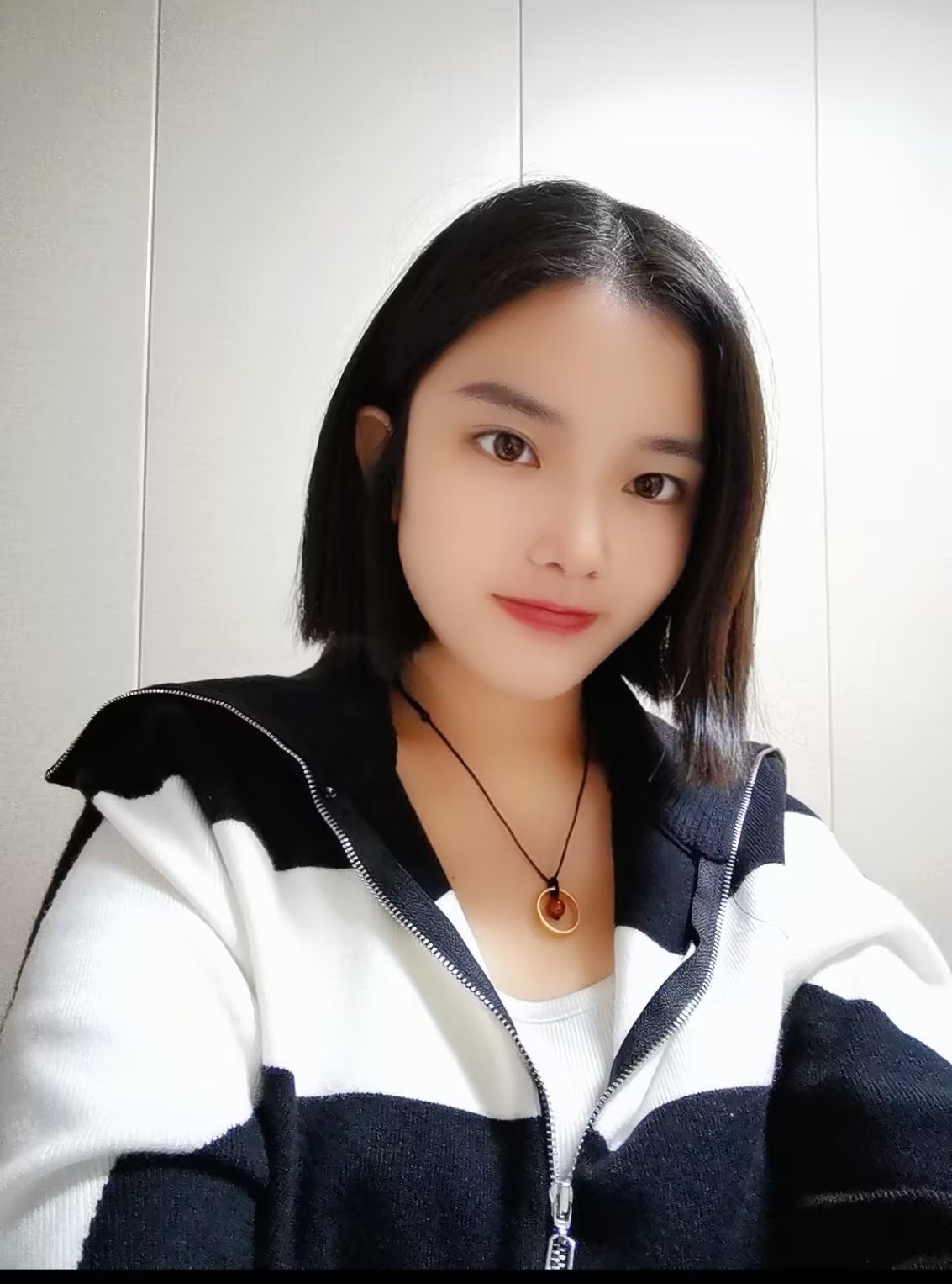 年轻美女，2人住在一起