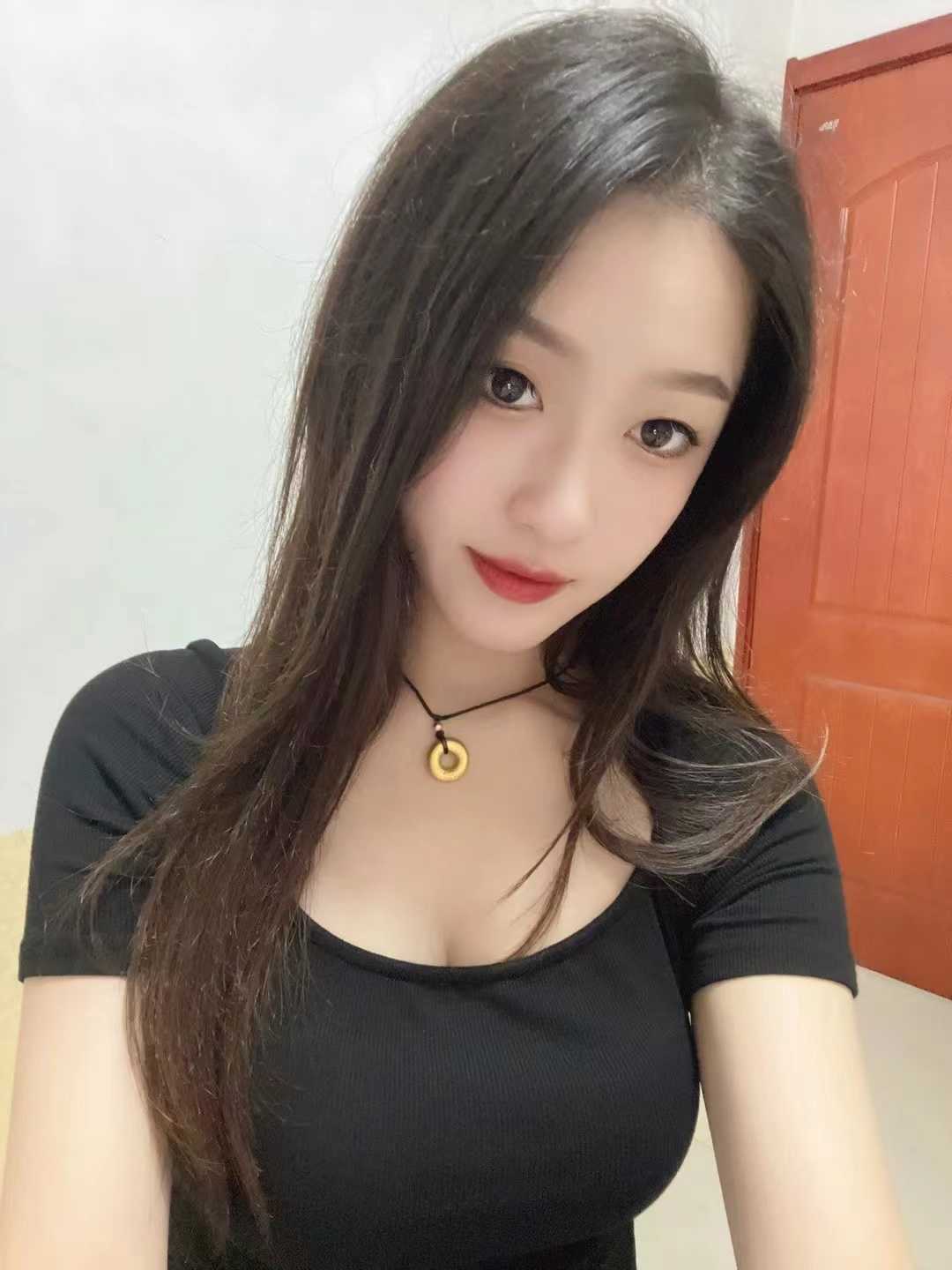 很健谈，有小女友的感觉