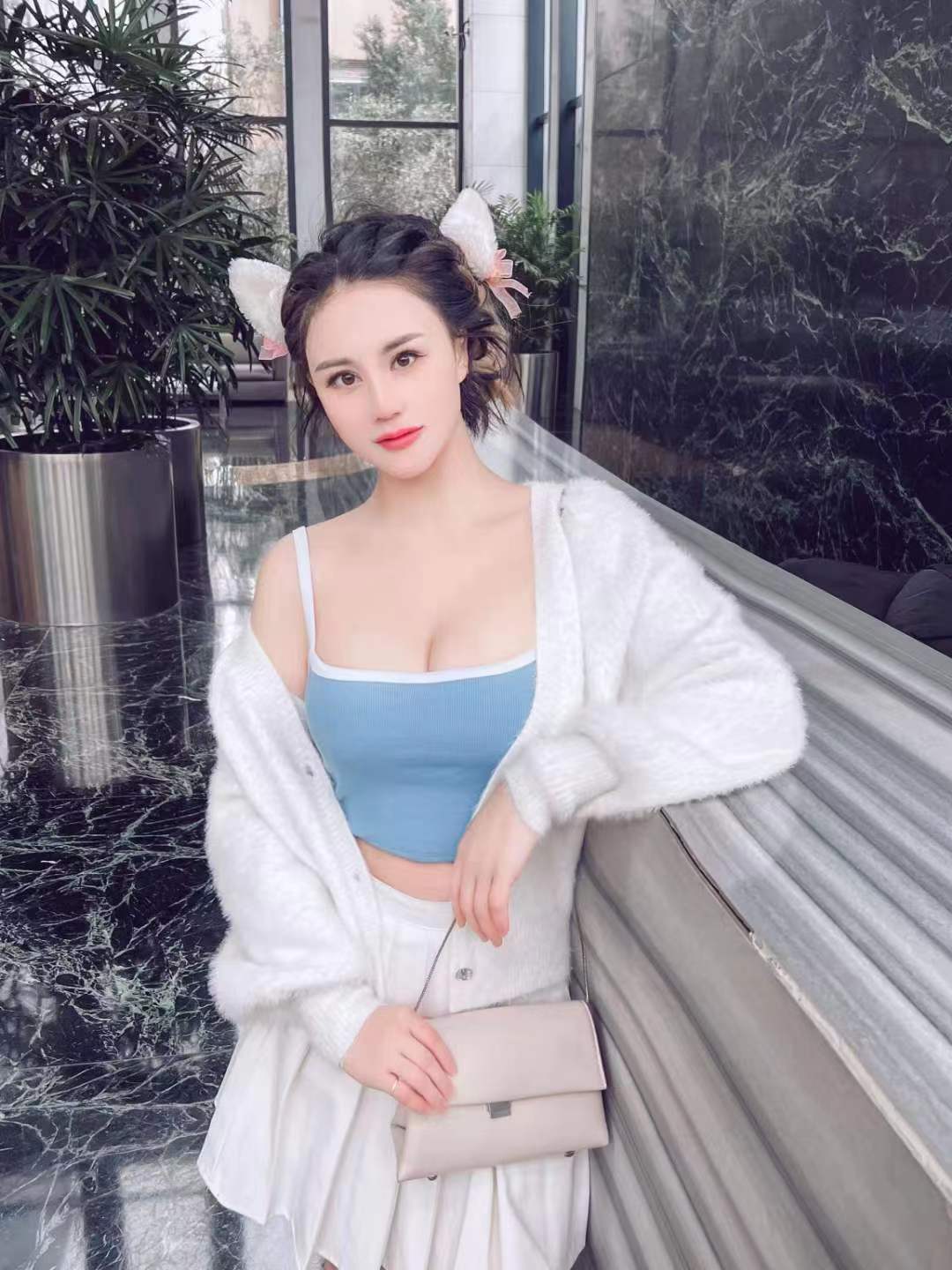 刚下海38e的年轻妹妹，狼友快来调教