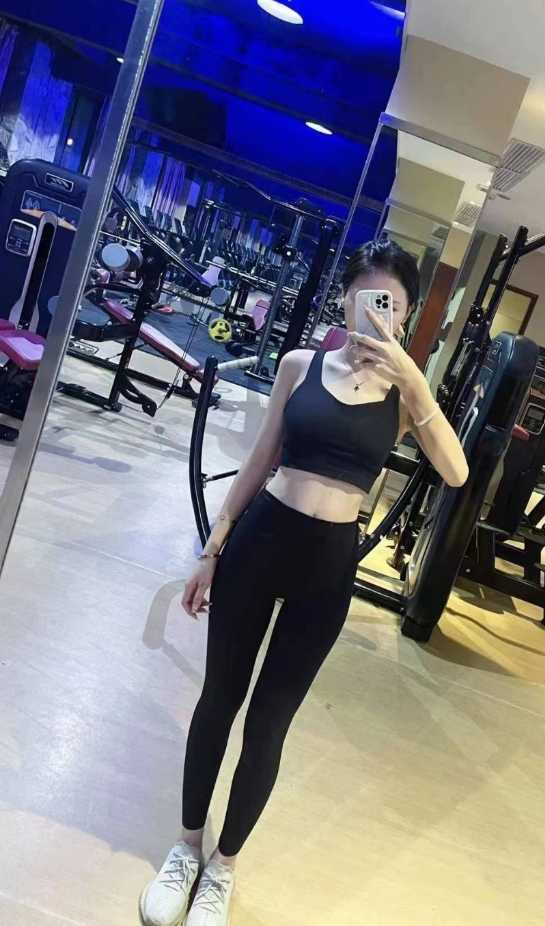 推荐个爱练瑜伽的小仙女