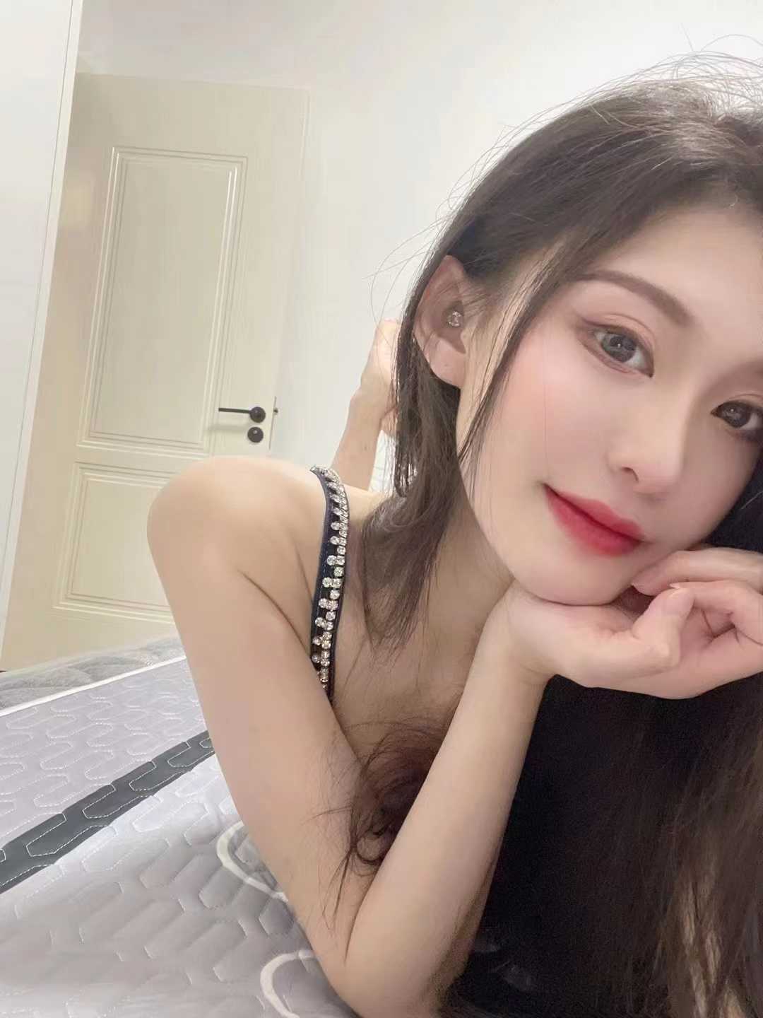 下面b紧水多也无比的享受，叫床很自然