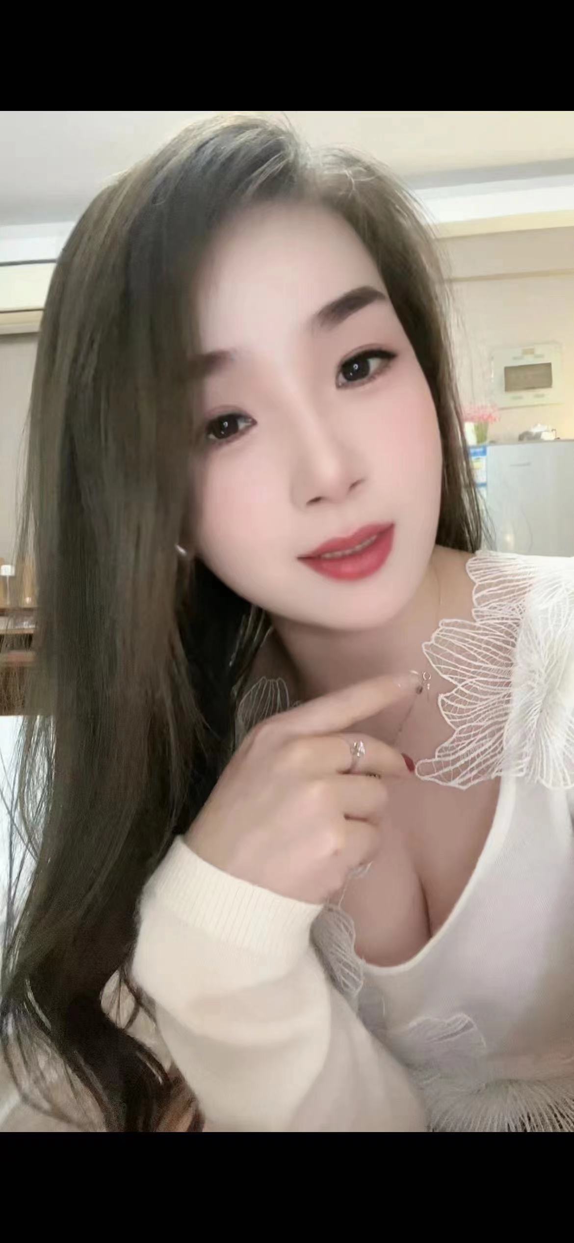 活好肤白妖娆妹子