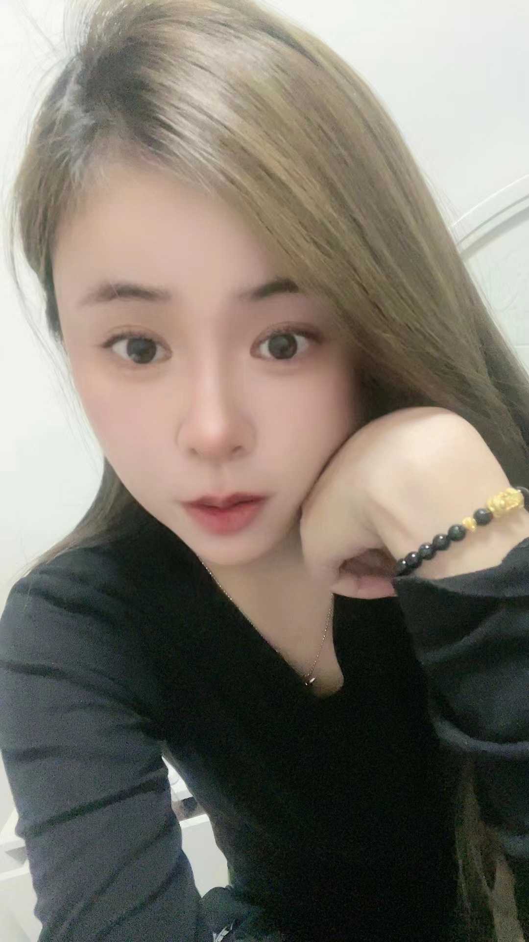 可盐可甜小美女依依