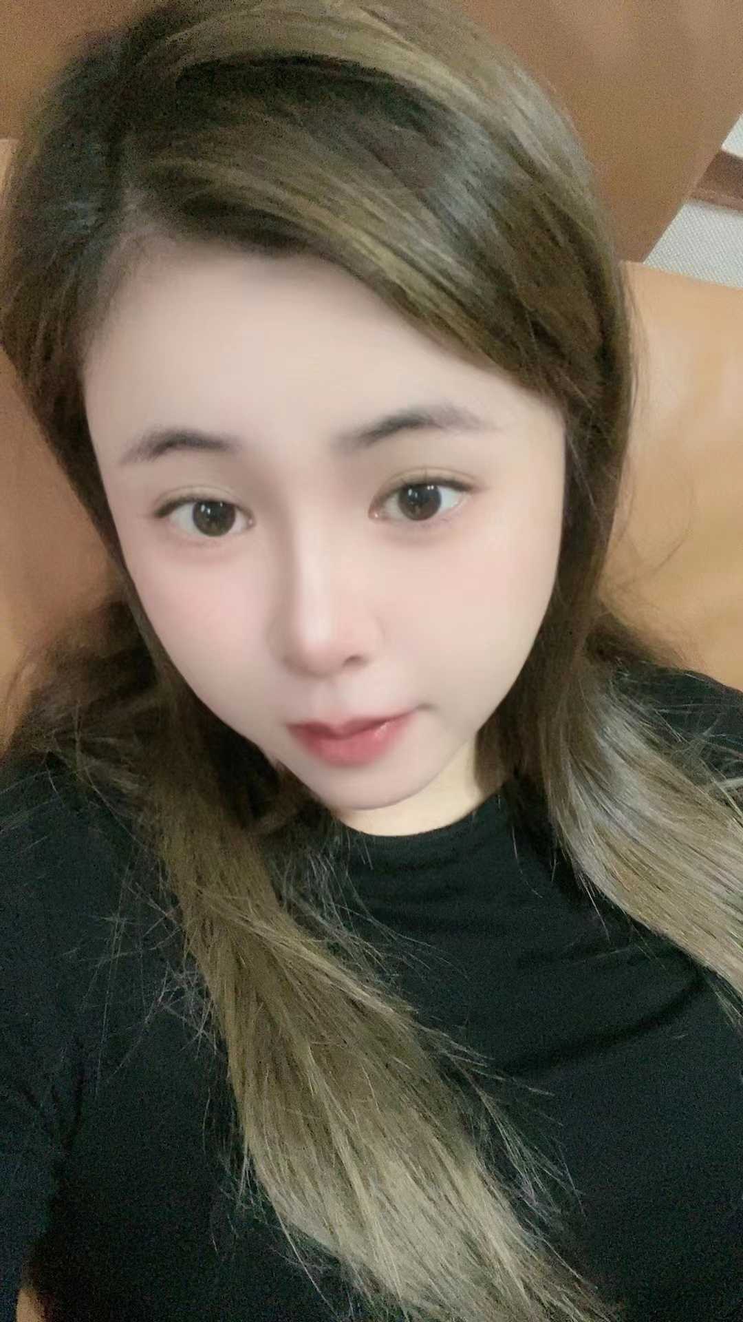 可盐可甜小美女依依