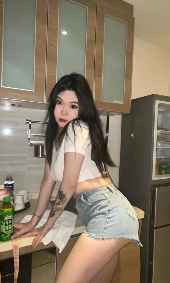 热衷于纹身的漂亮妹妹