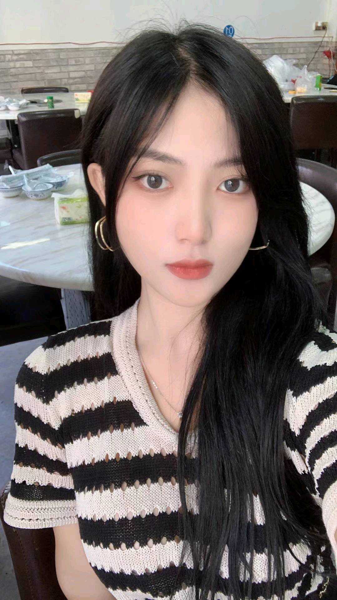 肤光滑细腻，奶子捏起来很舒服