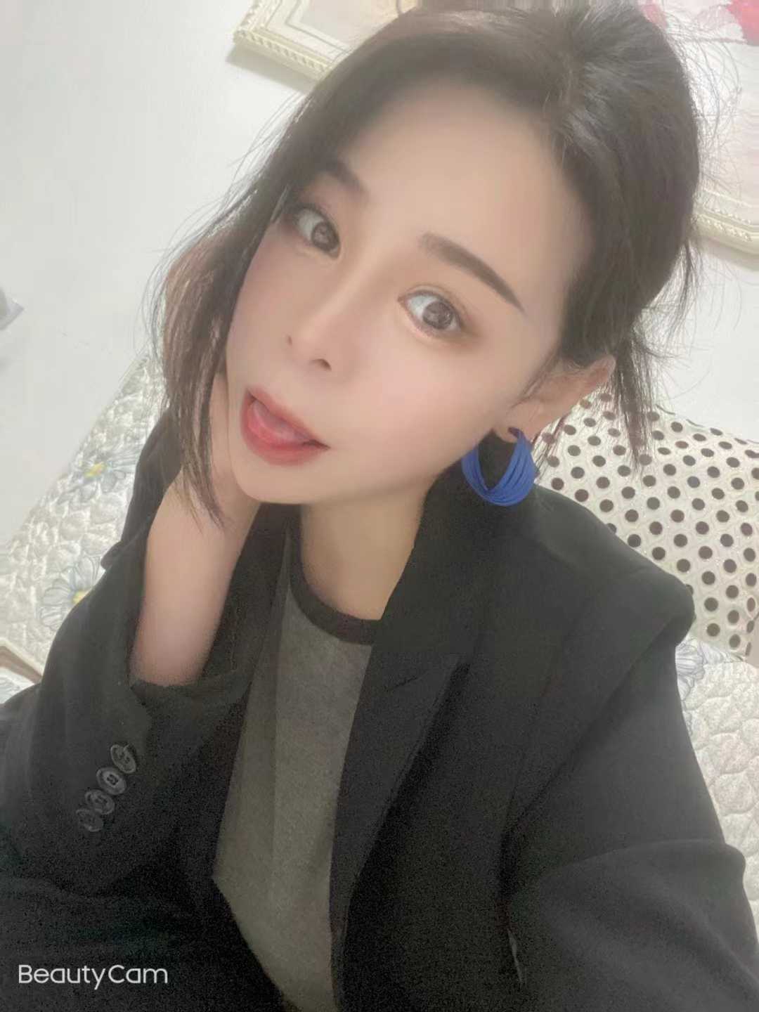 身材挺好的妹子，奶大丰满