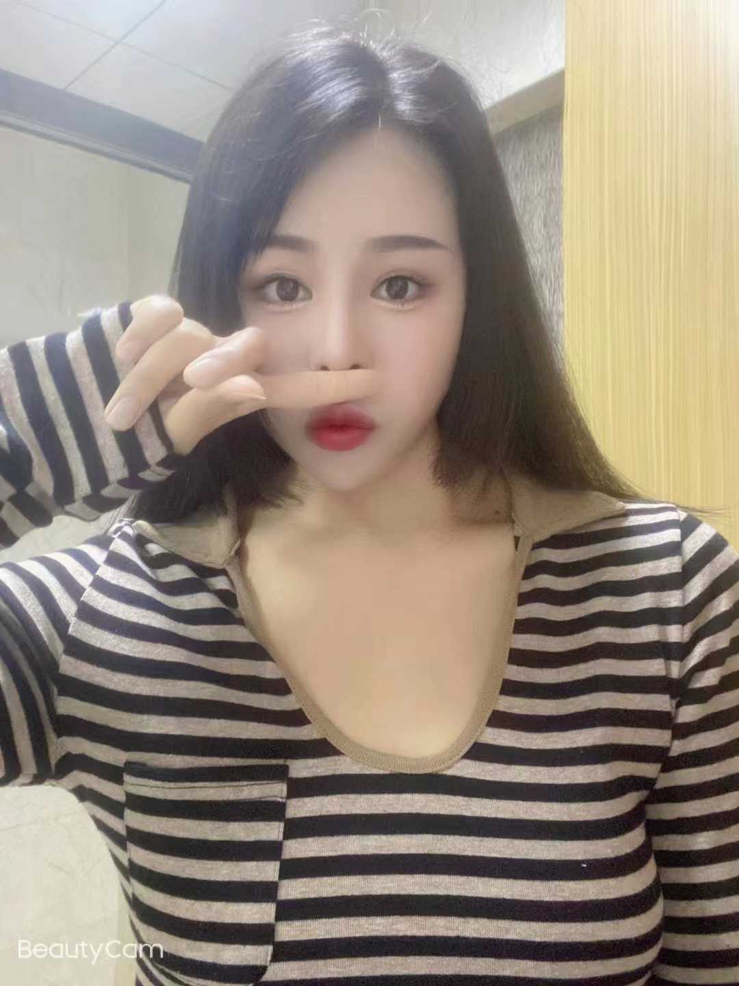 身材挺好的妹子，奶大丰满