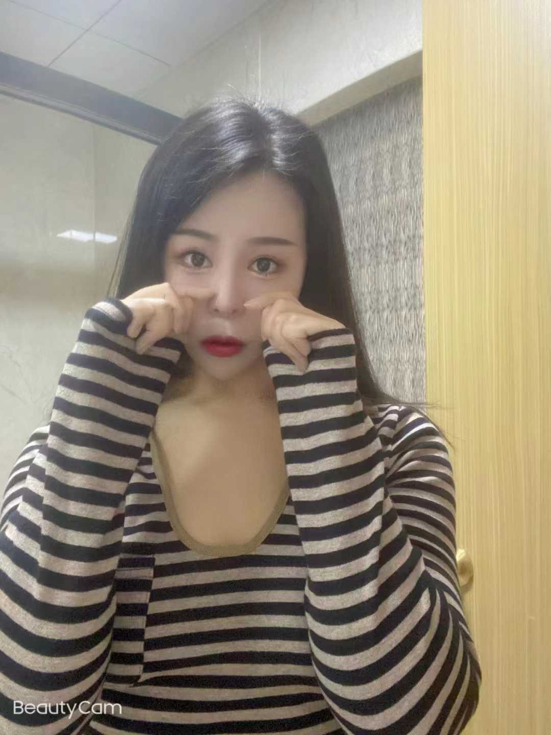 身材挺好的妹子，奶大丰满