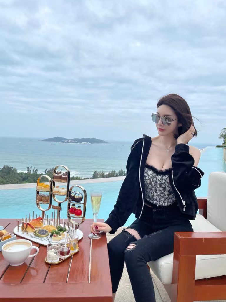 lf中算是不错的高颜值，身材正，年轻