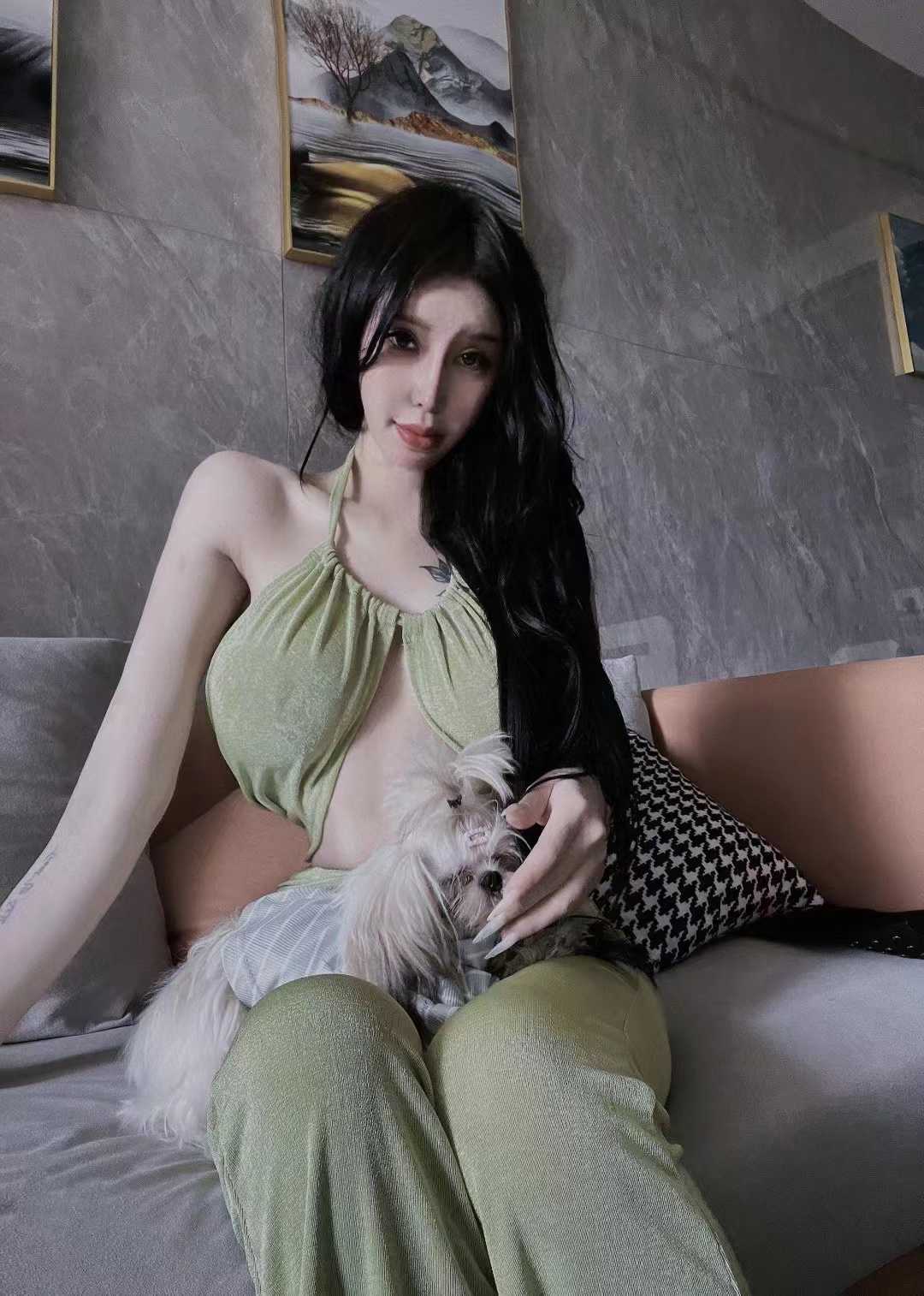 丰满性感高挑妹子