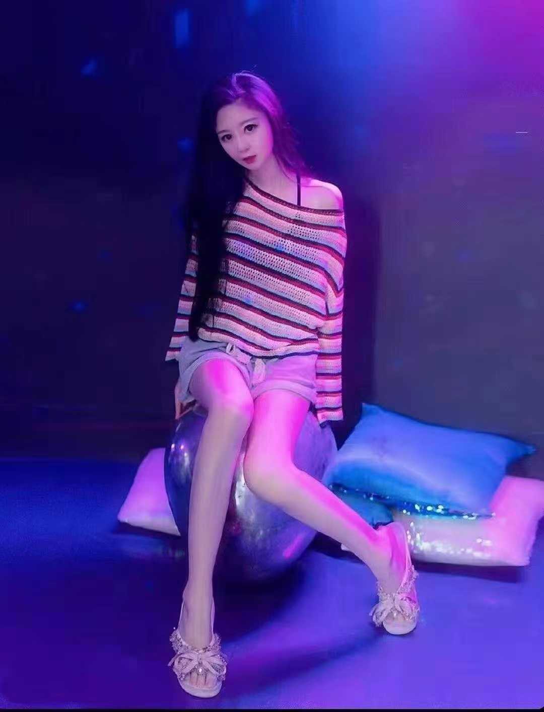 妹子屁股撅起来边拍边艹爽歪歪啊