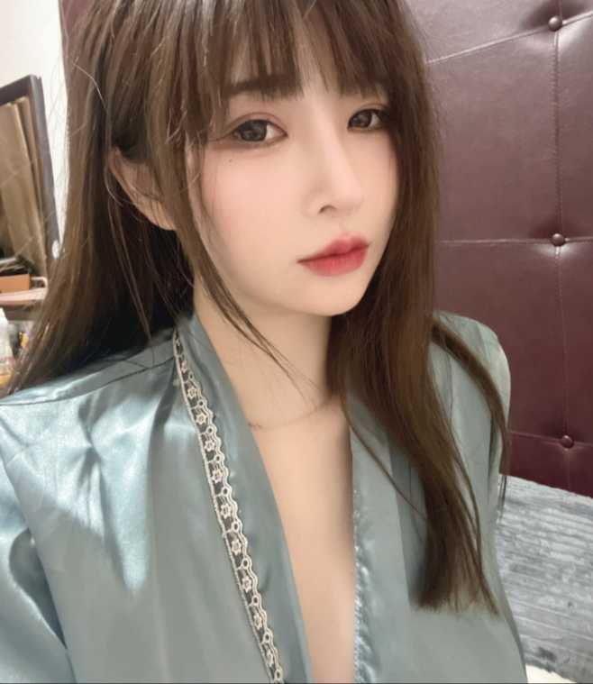 皮肤白性感火辣放得开