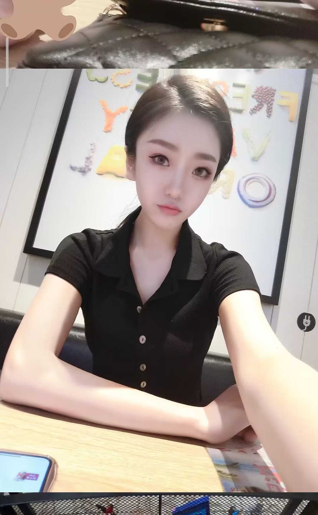 年轻性感高挑的漂亮妹子