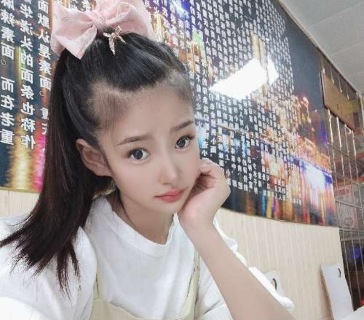 乖巧听话粉嫩女孩