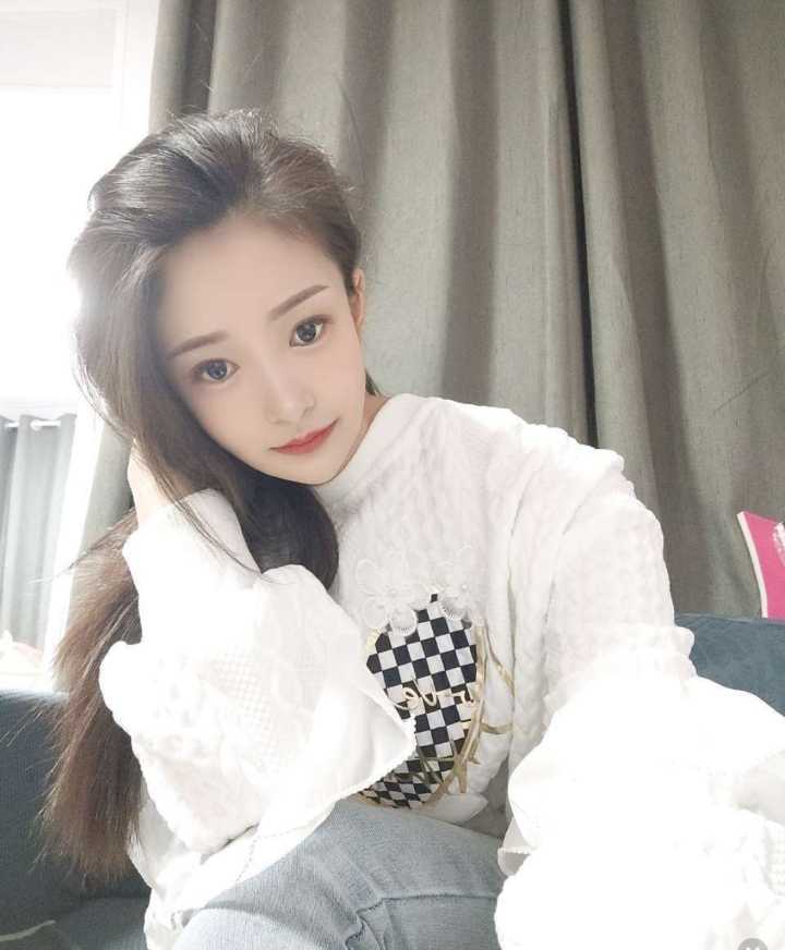 乖巧听话粉嫩女孩