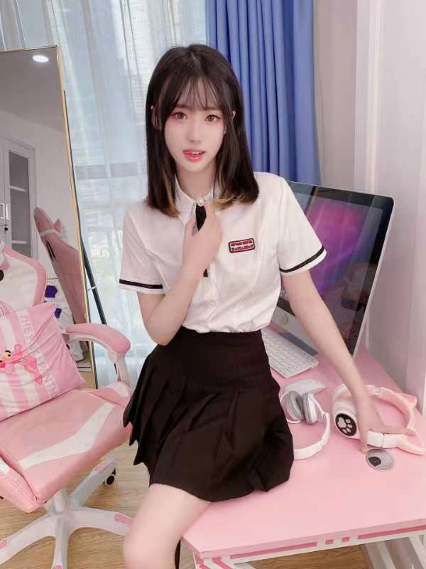 身材在线，颜值很棒的一个小姐姐