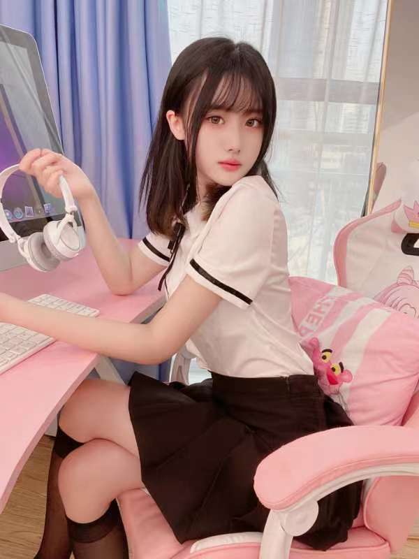 身材在线，颜值很棒的一个小姐姐