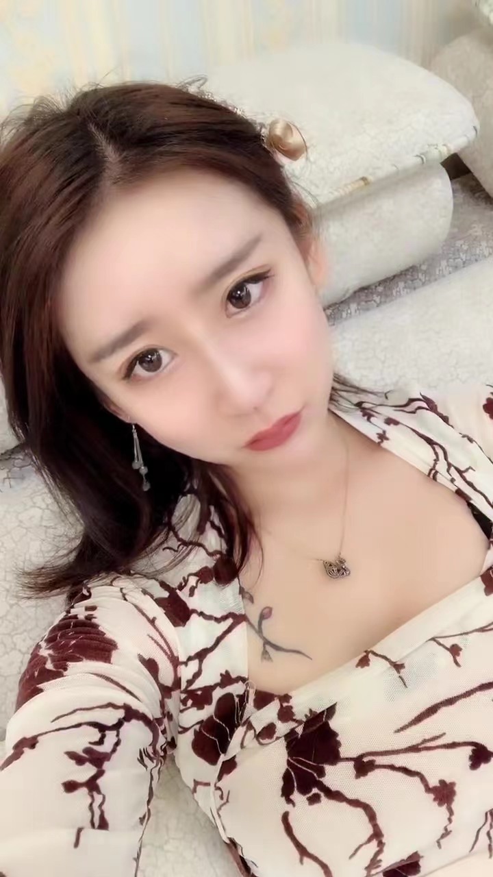 很会舔很会夹的漂亮妹子