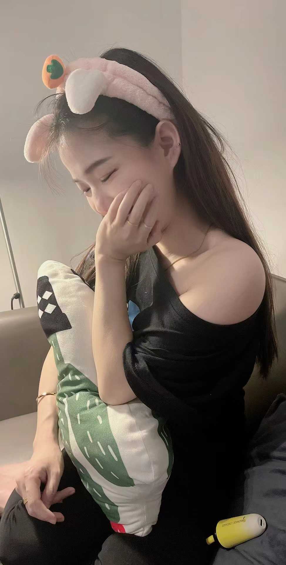 很会吸很会舔的年轻漂亮妹子