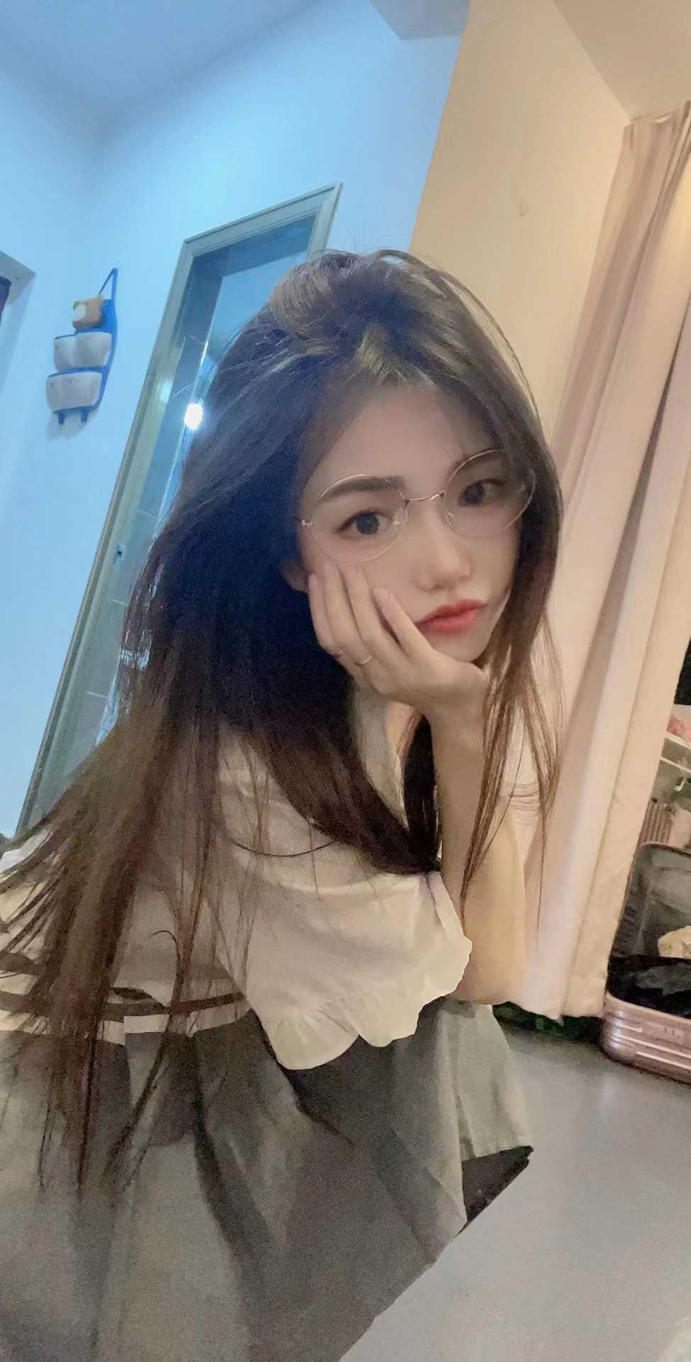 很会吸很会舔的年轻漂亮妹子