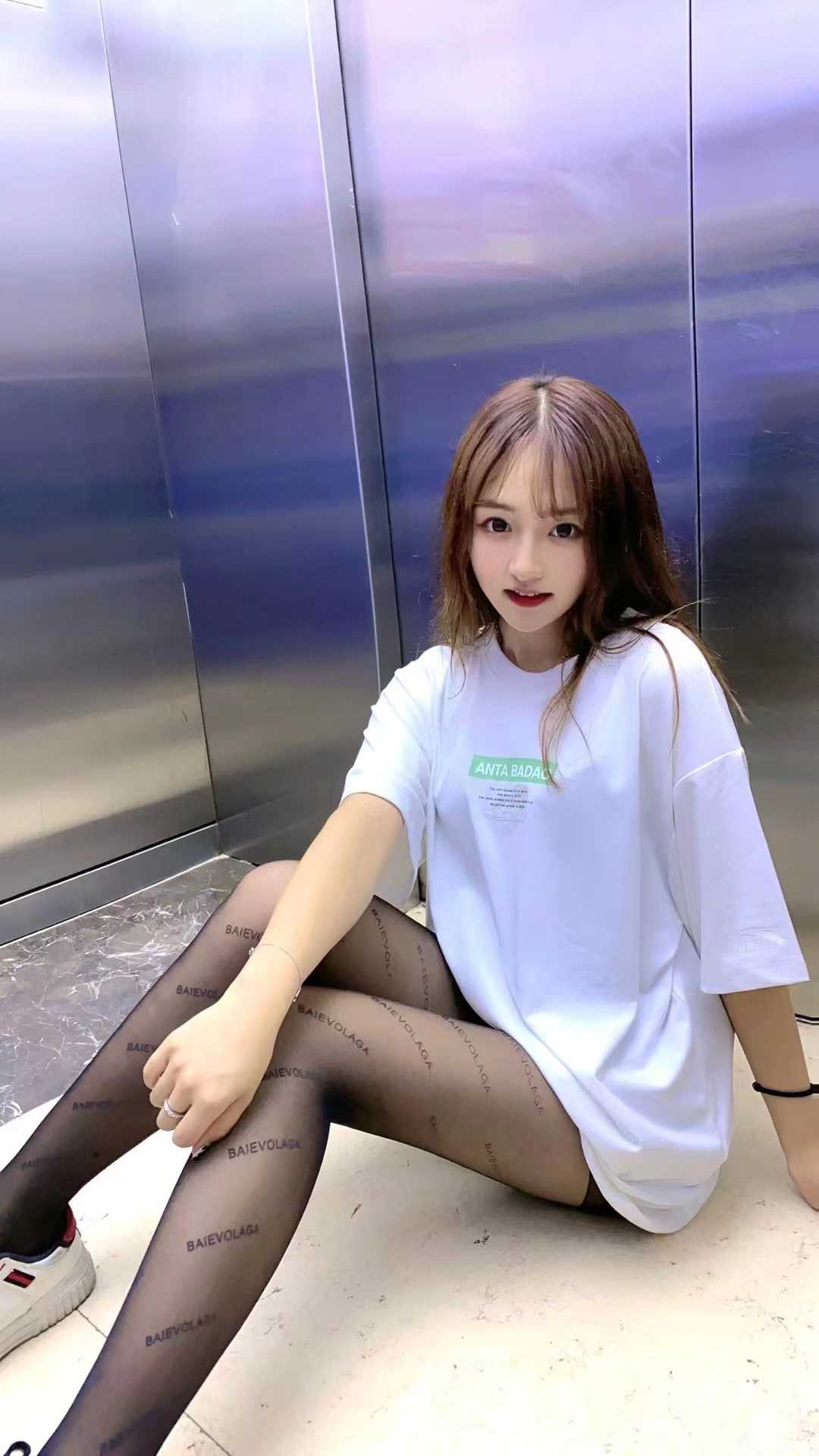 舔活一流性价比高的丝袜大长腿妹子