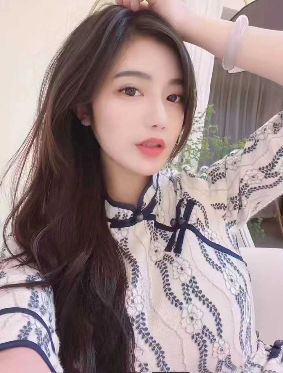 握着细腰从后背撞击白嫩翘臀，完全满足