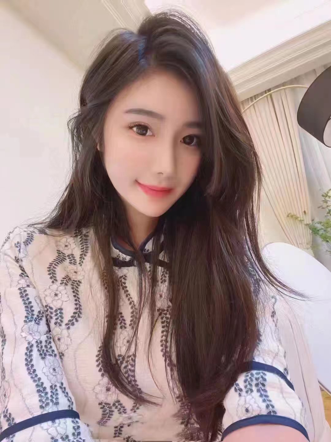 握着细腰从后背撞击白嫩翘臀，完全满足