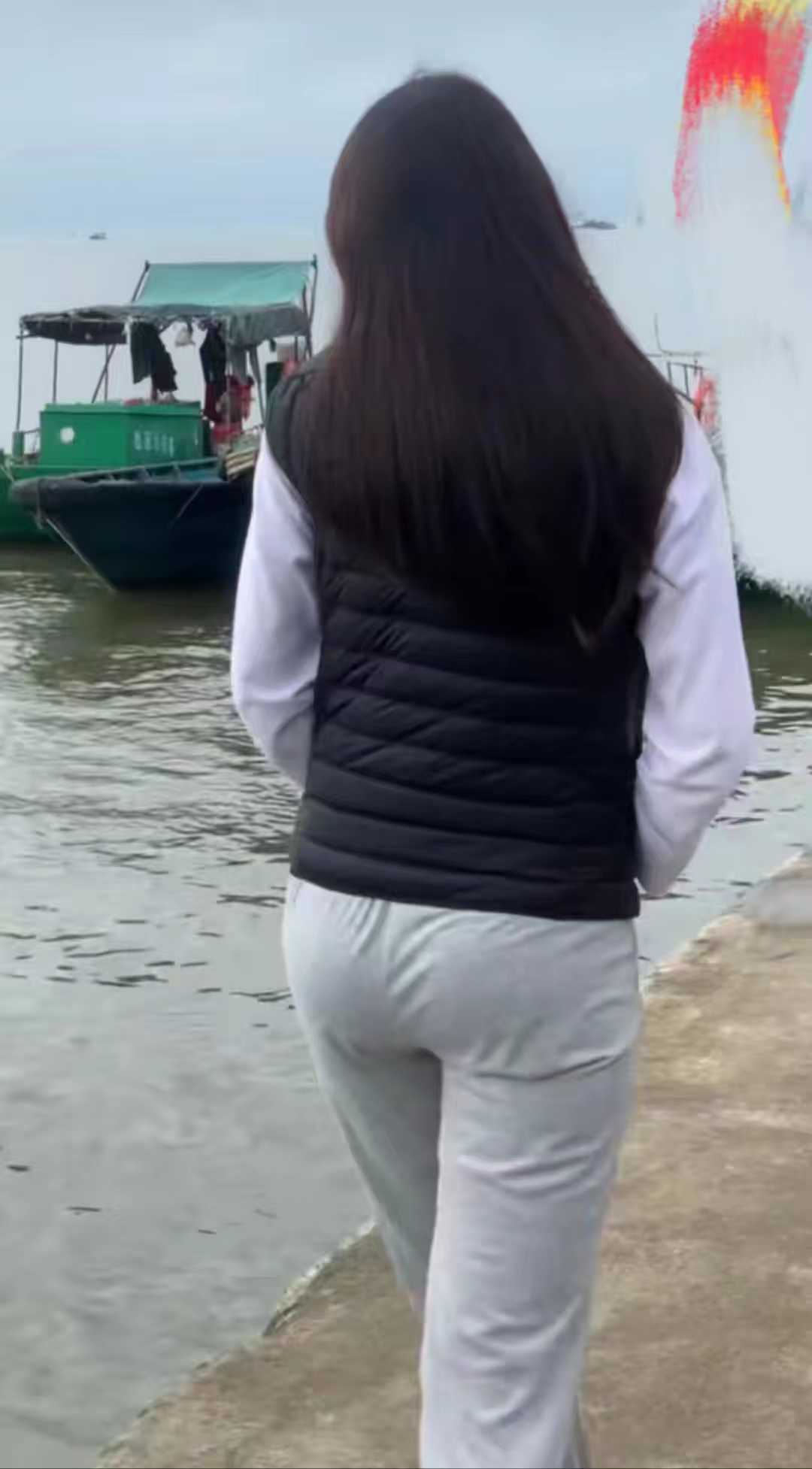 握着细腰从后背撞击白嫩翘臀，完全满足