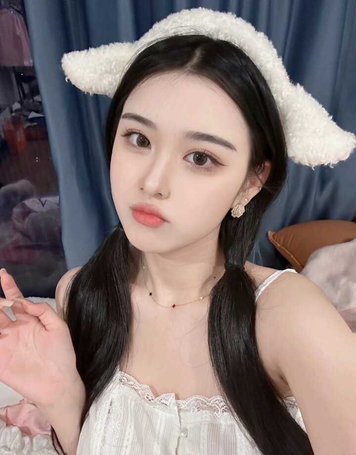 甜美型学妹小莹