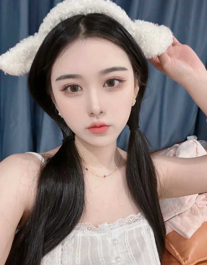 甜美型学妹小莹