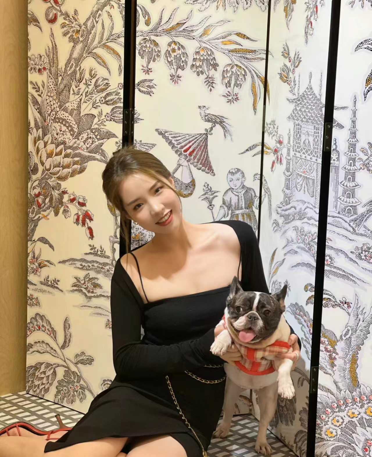 粉嫩的阴唇给夹的特别紧，还会吸