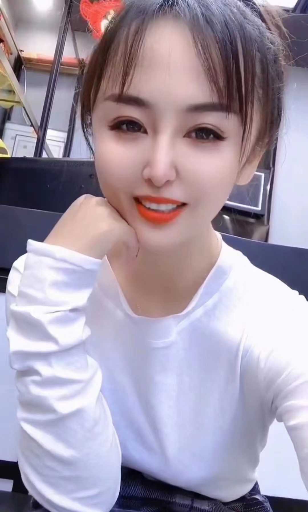 很会舔的性感温柔妹子