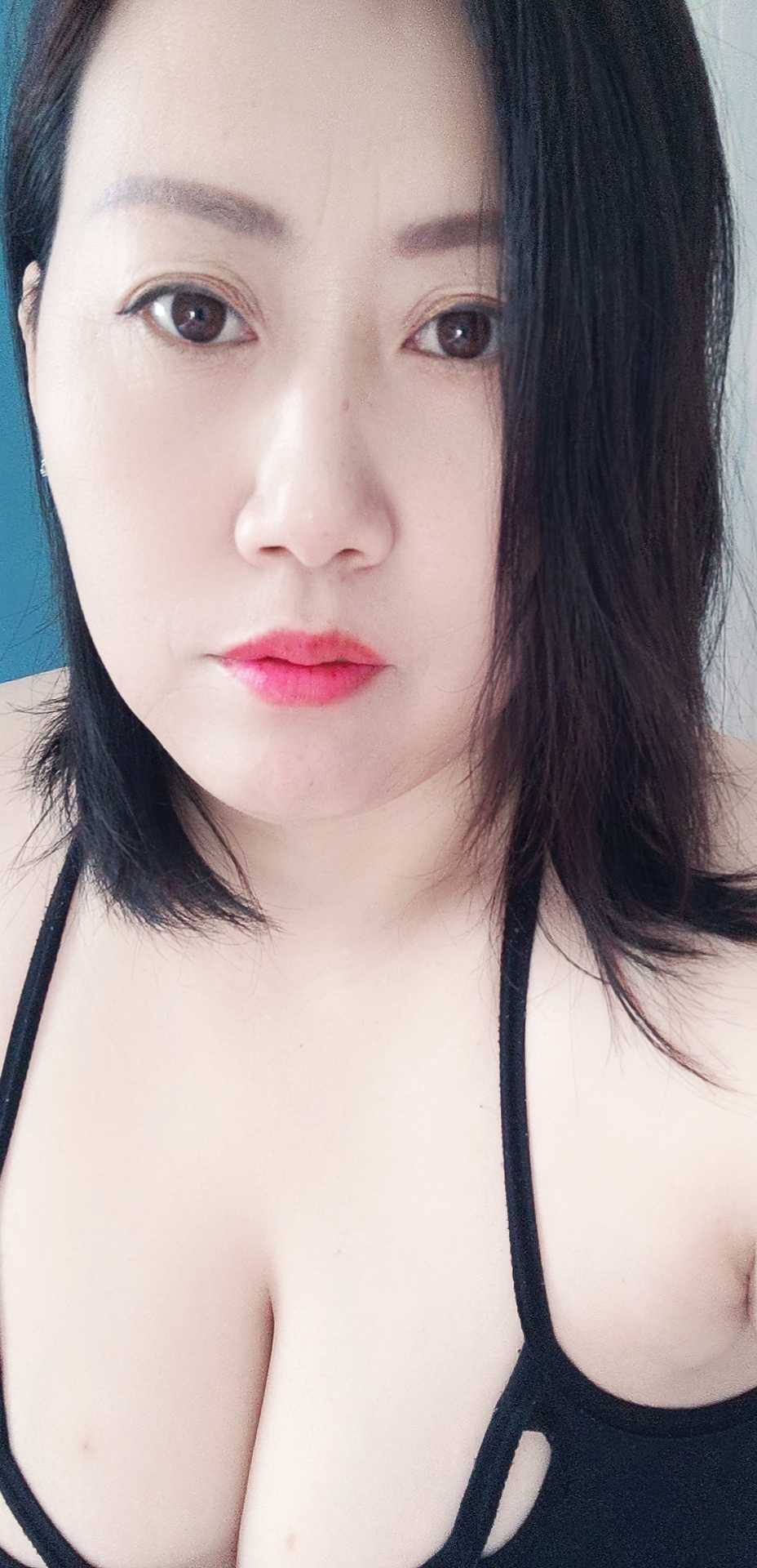 丰满熟女，欲罢不能，丝袜高跟鞋。