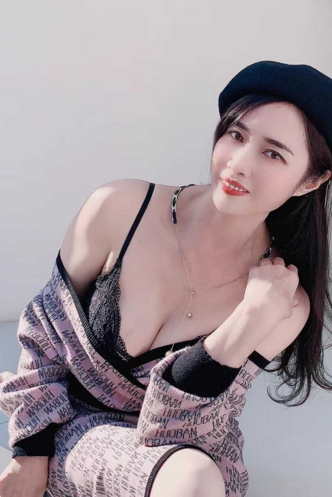 性价比高的高挑熟女