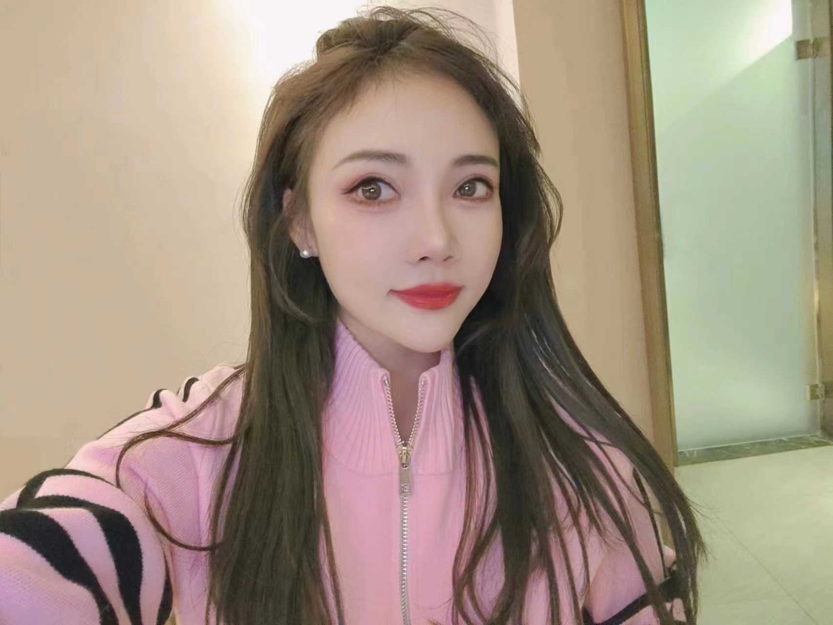 身材丰满的小姐姐