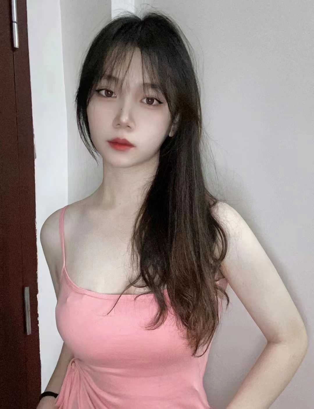 姿势配合，特别穿了丝袜的大美腿，让人陶醉