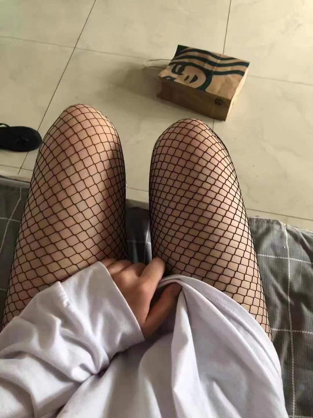 姿势配合，特别穿了丝袜的大美腿，让人陶醉