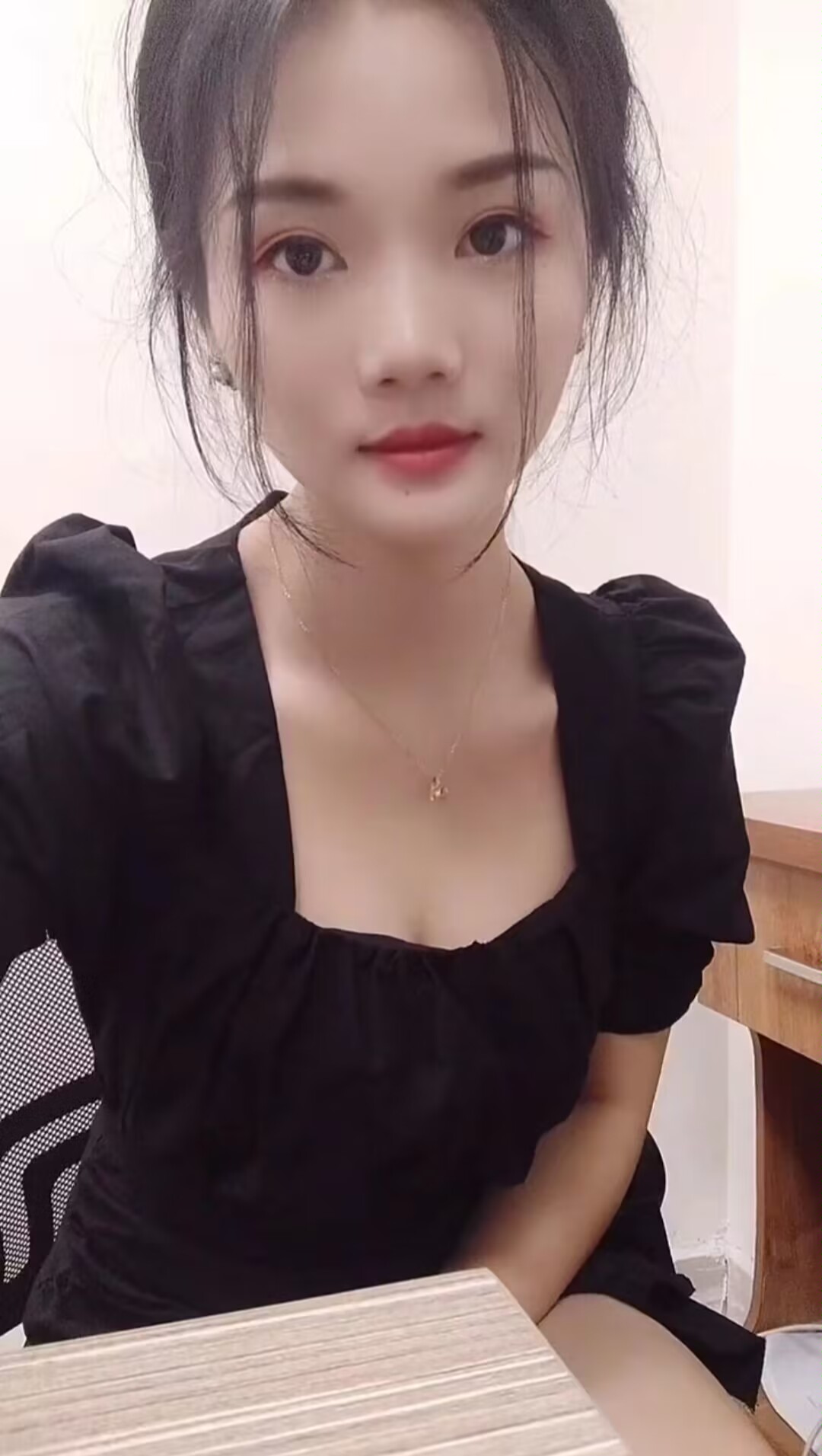 二十出头极品美女