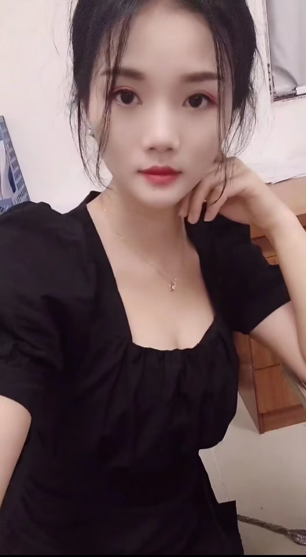 二十出头极品美女