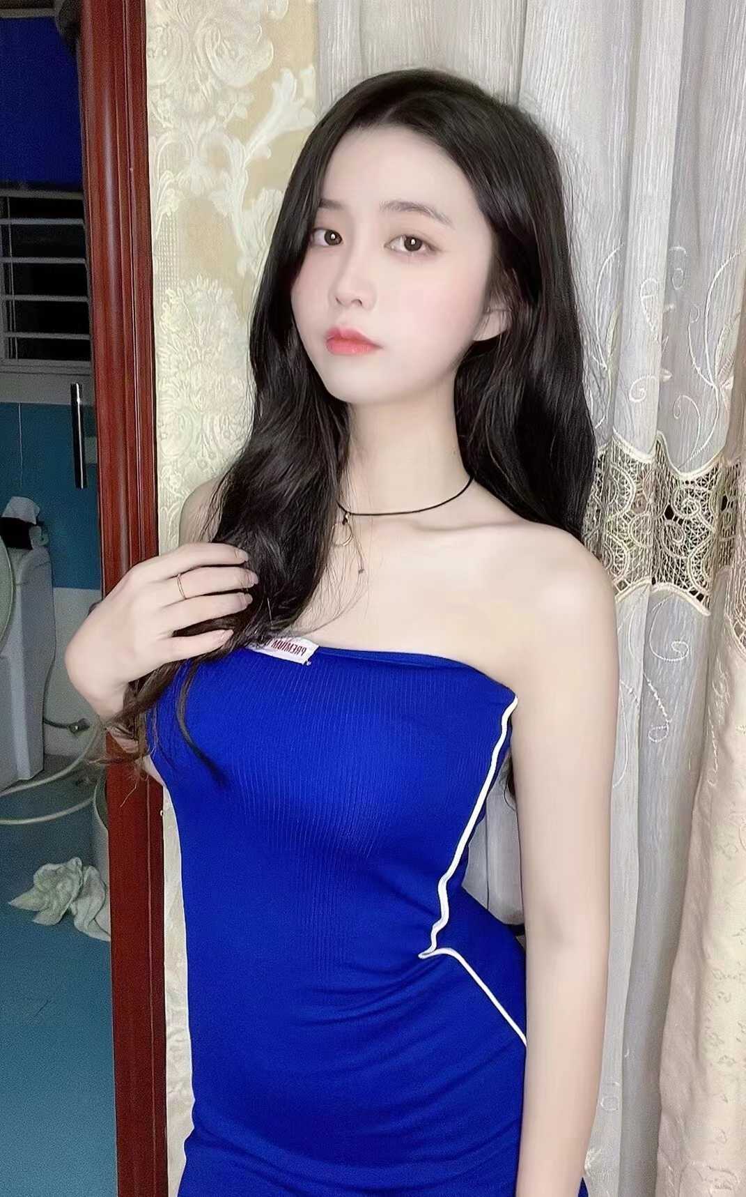 两个大白兔玩着很有手感舒服