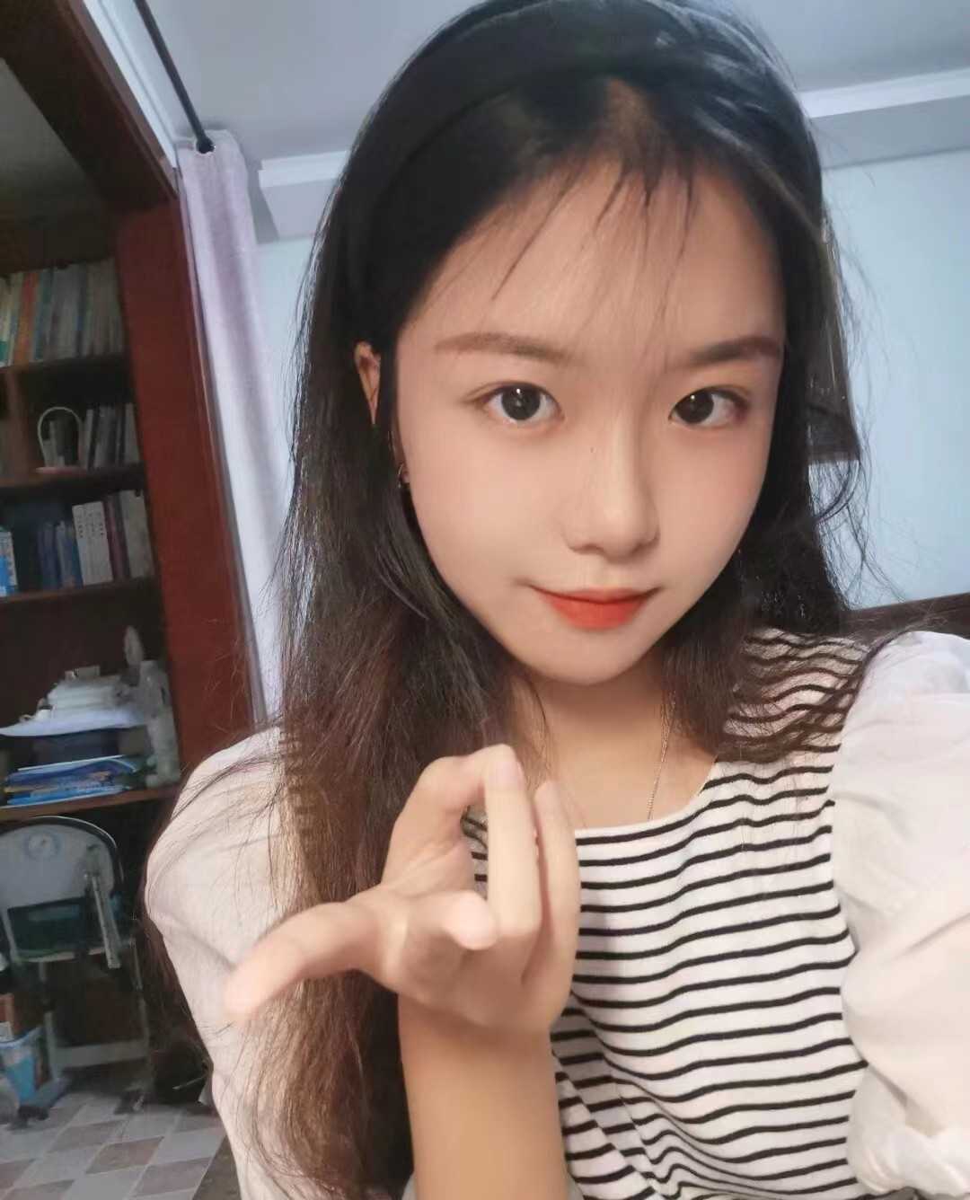 粉嫩的阴唇给夹的特别紧